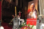 Wrocławska droga światła w wigilię kanonizacji św. Jana Pawła II z udziałem przedstawicieli Koła Wrocławskiego TPBA